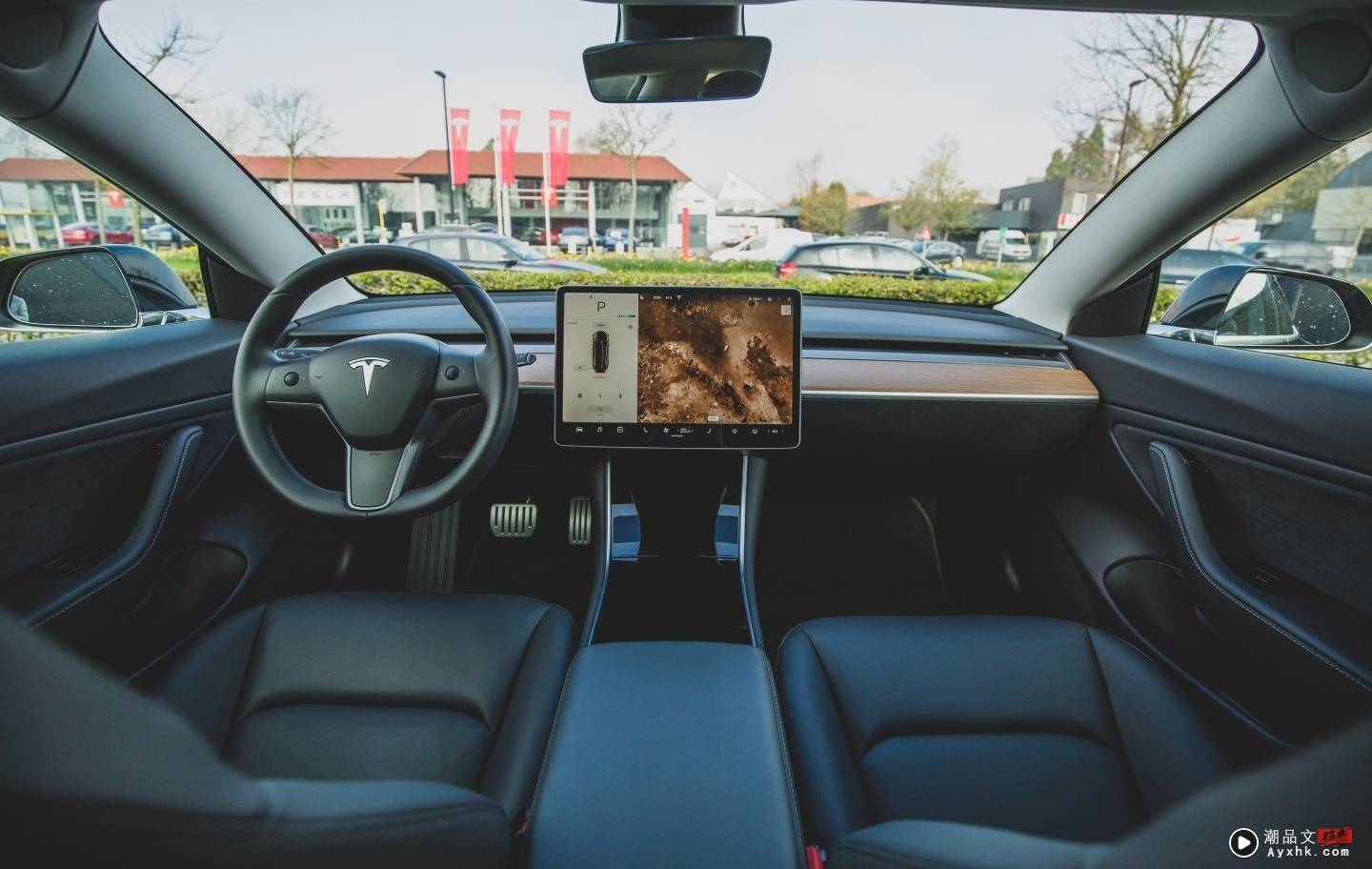 一名 Tesla 车主用手机解锁自己的白色 Model 3 结果却意外开成别人的车 数码科技 图1张